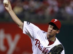 Roy Oswalt y un par de relevistas de Filadelfia se combinaron para lanzar pelota de un hit ante Atlanta. REUTERS  /