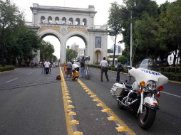Aspecto de la avenida Vallarta, a la altura de Los Arcos, donde esta mañana el paso a vehículos está impedido. A. HINOJOSA  /