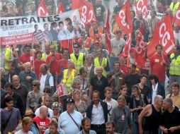 Cientos de personas se manifiestan durante la huelga convocada en contra del proyecto de reforma de las pensiones. EFE  /