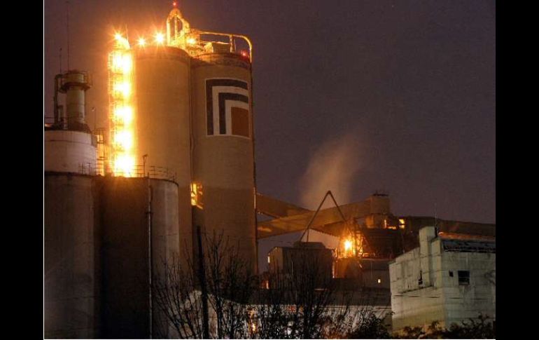 Cemex se comprometió a alcanzar un ratio de deuda de 6.75 veces para diciembre. ARCHIVO  /