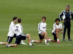 El estratega del Real Madrid José Mourinho (der.) dirige un entrenamiento. EFE  /