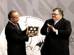 Felipe Calderón y Agustín Carstens presentaron las cinco monedas conmemorativas. EL UNIVERSAL  /