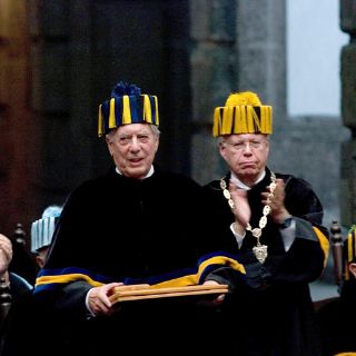 Chomsky y Monsiváis, reconocidos por la UNAM