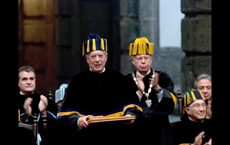 En la imagen José Narro rector de la UNAM y el escritor peruano Mario Vargas Llosa.EFE  /