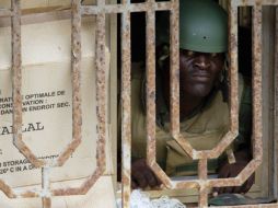 Un soldado de las AMISOM se atrinchera en una casa abandonada. AFP  /