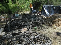El par de trabajadores no contaba con el equipo necesario de seguridad para desempeñar su labor. O. RUVALCABA  /