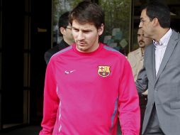 Lionel Messi estará de baja por lo menos dos semanas, tras un fuerte golpe en el duelo contra el Atlético de Madrid. EFE  /
