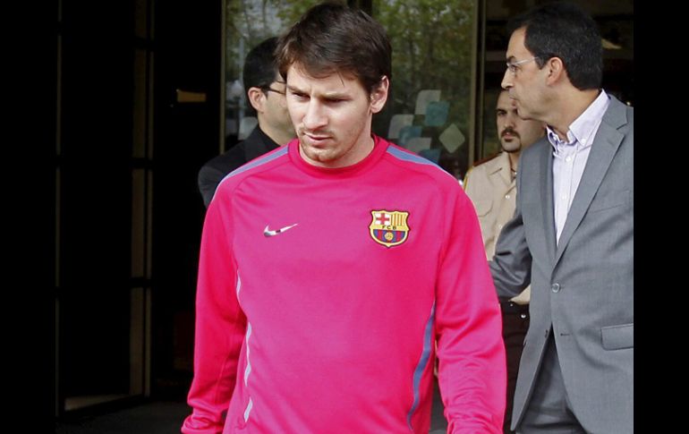 Lionel Messi estará de baja por lo menos dos semanas, tras un fuerte golpe en el duelo contra el Atlético de Madrid. EFE  /