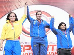 Brenda Guerrero (en medio) fue la única jalisciense que obtuvo medalla de oro, en la categoría de los 81 kilos. S. NÚÑEZ  /