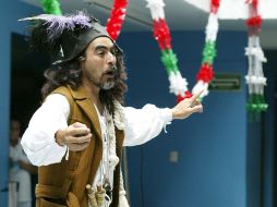 El narrador capitalino Apolonio Mondragón visitó el Colegio Santa Mónica. E. BARRERA  /