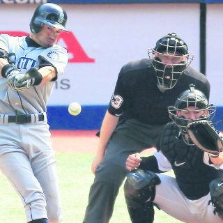 Bautista y Suzuki hacen historia en el mismo partido