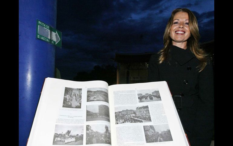 Sofía Camarena,  presentó el libro titulado Crónica oficial de las fiestas del primer Centenario de la Independencia de México.E. BARRE  /