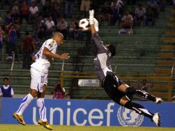 Alfredo Talavera desvía un balón durante el partido. MEXSPORT  /