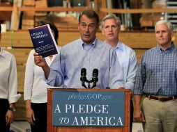 El jefe de la minoría republicana en la Cámara de Representantes, muestra el nuevo manifiesto ‘Compromiso con América’. AFP  /