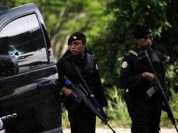 Policía resguarda el lugar donde ocurrió el enfrentamiento entre dos grupos rivales de narcotraficantes en Guatemala. REUTERS  /