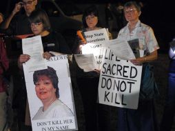 Manifestantes protestas por la ejecución de Teresa Lewis. AP  /
