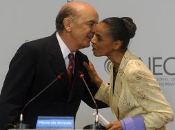 Marina Silva, candidata del Partido Verde, saluda a su rival José Serra, del Partido de la Social Democracia Brasileña, en Brasilia.EFE  /