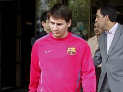 El jugador argentino Lionel Messi en su salida del hospital. EFE  /