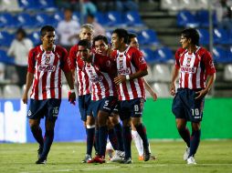 Los jugadores de las Chivas quieren recuperarse en su enfrentamiento ante Tigres. JAMMEDIA  /