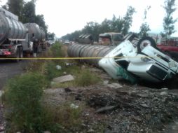 Aspecto de la pipa que transportaba aceite automotriz, volcada sobre Periférico, a la altura de El Tutelar. M. PATIÑO  /