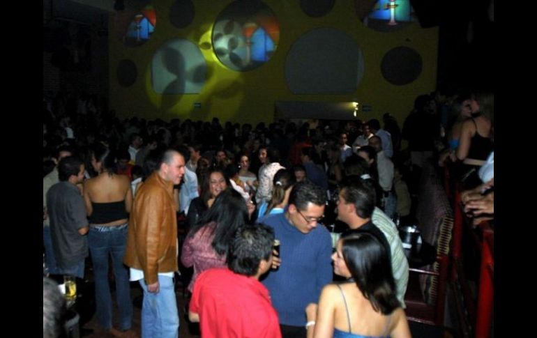 Hay sectores afectados por el horario permitido para la venta de bebidas alcohólicas, que va del mediodía a las cuatro horas. ARCHIVO  /