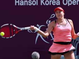 La tenista rusa Nadia Petrova devuelve una bola ante la belga Kirsten Flipkens. EFE  /