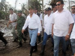 Felipe Calderón Hinojosa recorrió la comunidad de San Pancho, una de las más afectadas por el paso del huracán 'Karl'. EL UNIVERSAL  /