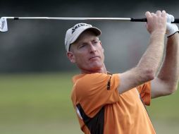 Jim Furyk está empatado en la punta con Luke Donald. AP  /