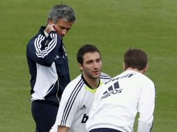 Mourinho observa a sus pupilos Gonzalo Higuaín y Xabi Alonso (espalda). REUTERS  /