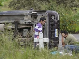 La camioneta y el cuerpo del fallecido quedaron a unos metros de una cruz.  S. NÚÑEZ  /
