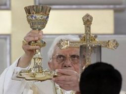 El papa Benedicto XVI sostiene el caliz con el vino de consagrar. AFP  /