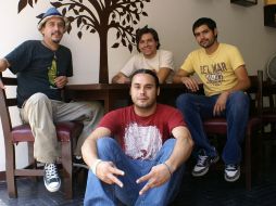 Raúl (derecha), Christian (centro), Enrique (izquierda) y Mario (al frente) ofrecen un juego de ritmos latinos. N. GUTIÉRREZ  /