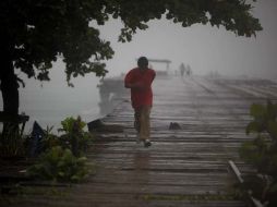 La tormenta tropical Matthew tocó la noche del viernes el territorio de Honduras y continuó su trayectoria en dirección oeste. AP  /