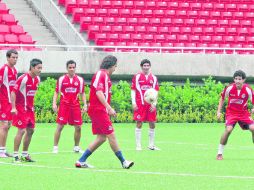 Los Rojiblancos realizan trabajo ligero en la cancha del Estadio Omnilife. ESPECIAL  /