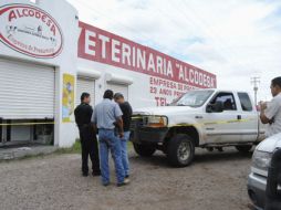 Policías ministeriales de Chihuahua reúnen evidencias en lugar donde fue atacado al alcalde electo, Ricardo Solís Manríquez. EFE  /