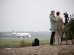 Los medios de comunicación se mantienen atentos a las noticias que surjan en el aeropuerto de Estocolmo. AP  /