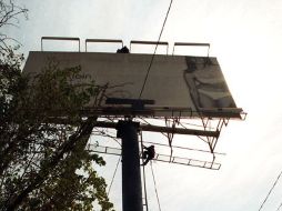 La noche de ayer se reportó la caida de un anuncio espéctacular sobre la calle Juana de Arco, en Guadalajara. ARCHIVO  /
