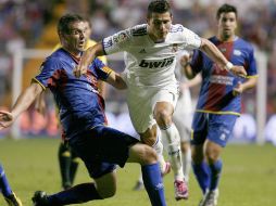 El jugador del Real Madrid Cristiano Ronaldo (Cen) trata de cruzar el muro defensivo del Levante. REUTERS  /
