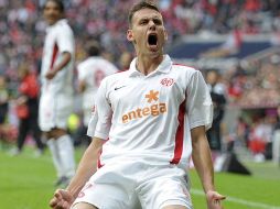 Adam Szalai celebra tras anotar el gol de la victoria ante el Bayern. EFE  /