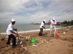 Armados con rastrillos, escobas y bolsas, los dominicanos dieron un gran ejemplo a la sociedad. EFE  /