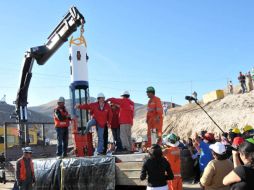 Autoridades examinan el dispositivo de rescate. AFP  /