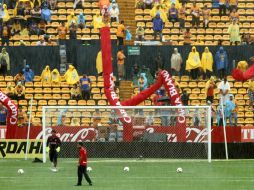 Una fuerte lluvia se presentó antes del inicio del partido. MEXSPORT  /