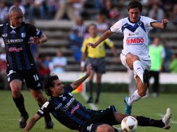 Gallos blancos ante Monterrey durante jugada de la fecha nueve. MEXSPORT  /