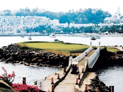 Hay un campo de golf al aire libre donde se puede ver Manzanillo. ESPECIAL  /