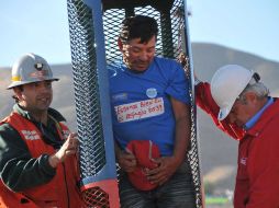 En la imagen, un familiar de los mineros entra en la Fénix. AFP  /