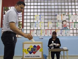 Un hombre emite su voto en Caracas, Venezuela, país en donde se lleva a cabo los comicios para una nueva Asamblea Nacional. REUTERS  /