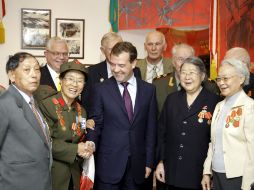 Dmitry Medvedev se reunió con veteranos de la Segunda Guerra Mundial en el Museo de los Soldados Soviéticos en Lushun, China. EFE  /