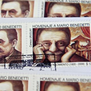Lanzan sello postal con la imagen de Mario Benedetti