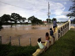 Los niños ven la inundación provocada por la tormenta tropical Matthew cerca de Río Dulce en Guatemala. REUTERS  /