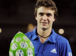 El tenista francés Gilles Simon posa con su trofeo del torneo de Metz. AFP  /